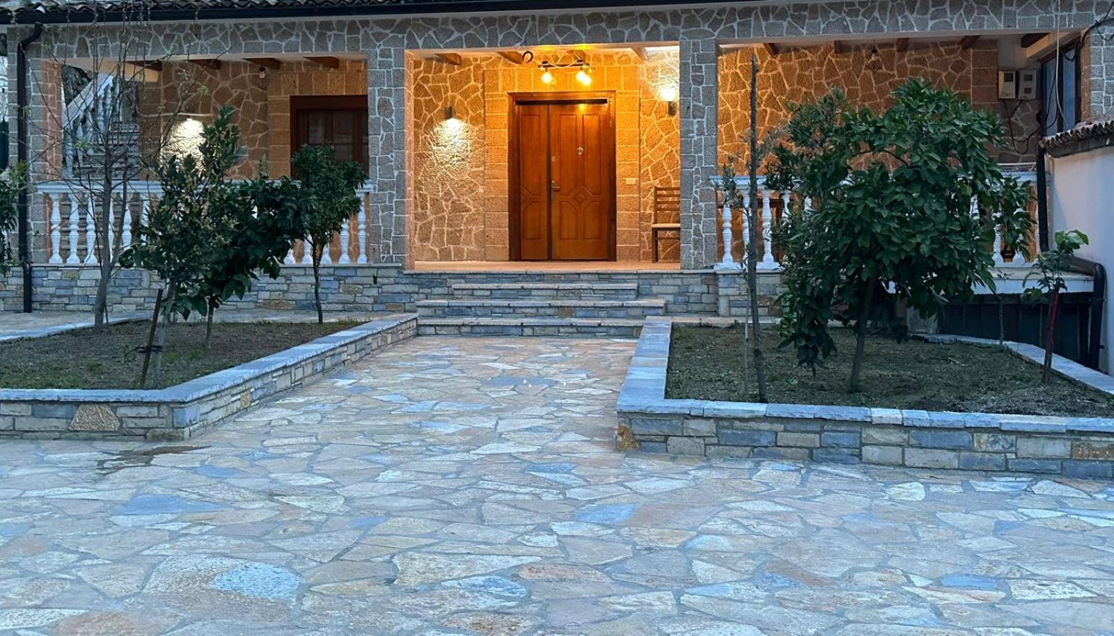 Eni Entire Guesthouse Parking On Site Berat Zewnętrze zdjęcie